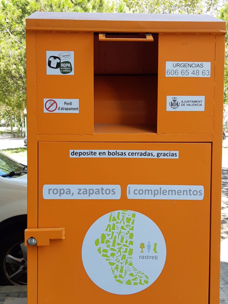 Contenedor para ropa en las calles de Valencia.