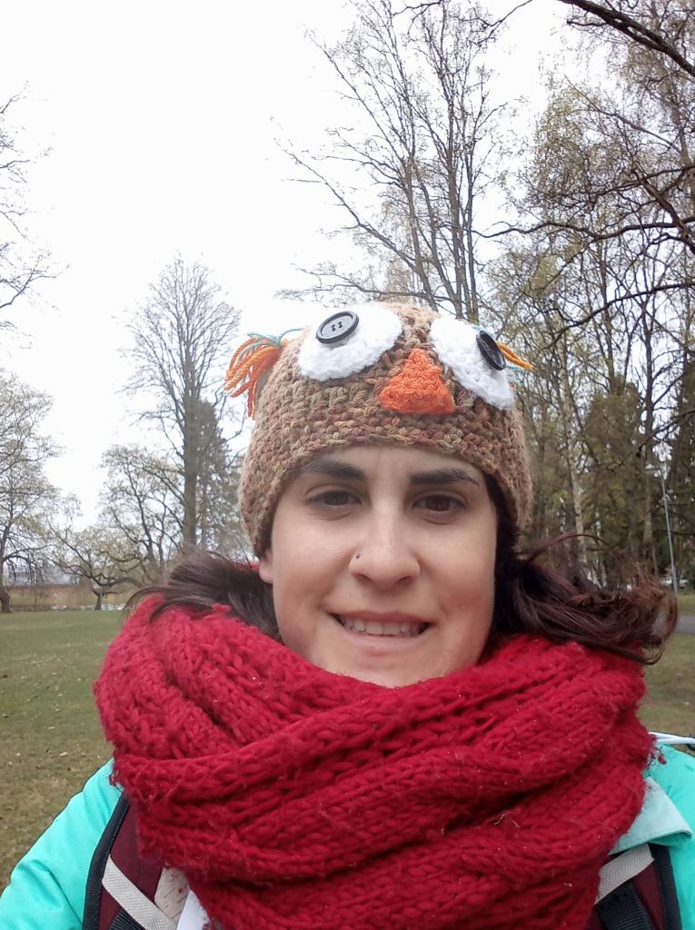 Esta soy yo en un parque muy abrigada y con un gorro de lana con forma de buho.