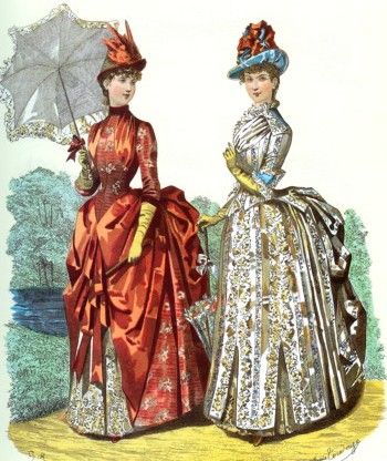 Mujeres de la época victoriana vestidas con trajes con polisón, sombreros y sombrilla.