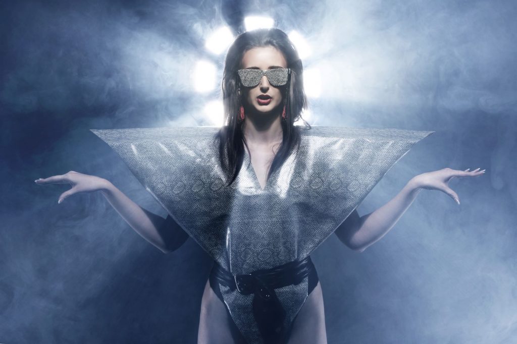 Mujer con ropa futurista y poco práctica