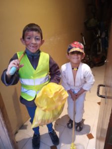niños con disfraces caseros